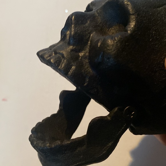 Vintage Iron Metal, Heavy Black Skull with Moving Jaw - Picture 7 of 7